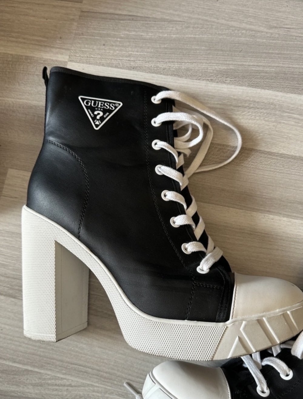 Absatzschuhe von Guess