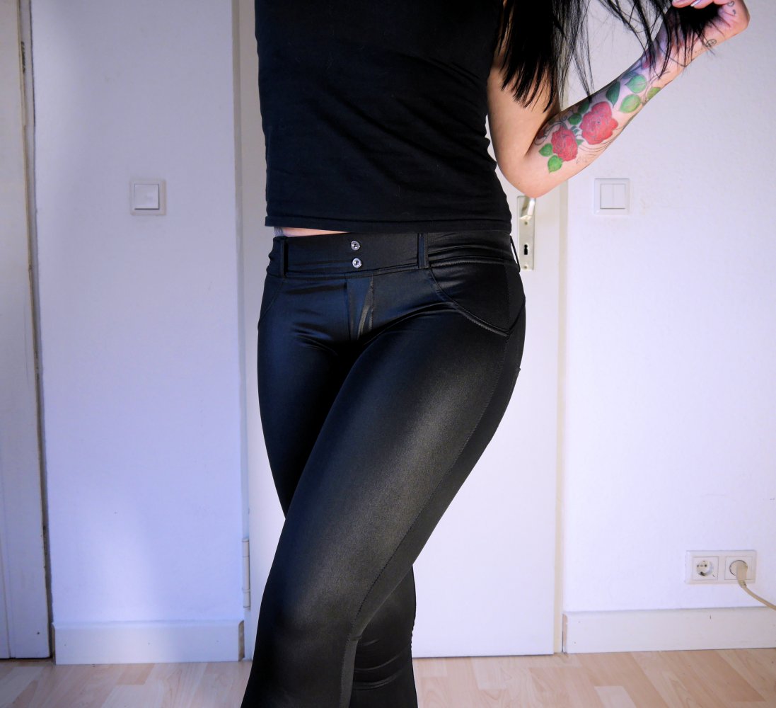 Glänzende Leggings mit Push-up Effekt in Schwarz