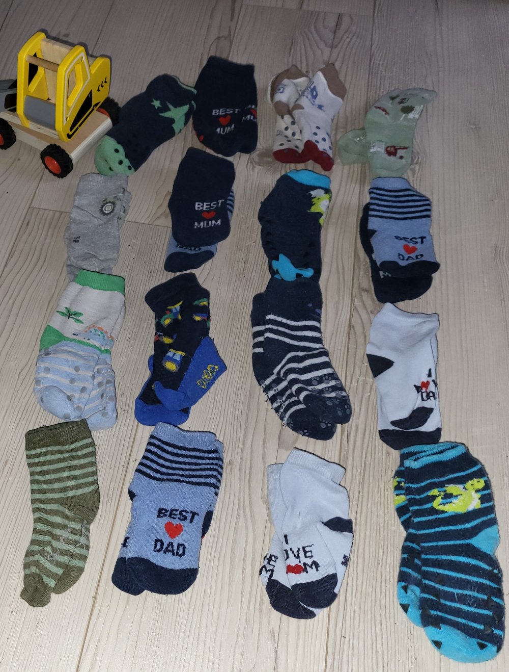 Sechzehn Paar Socken Größe 19-22 zu verkaufen