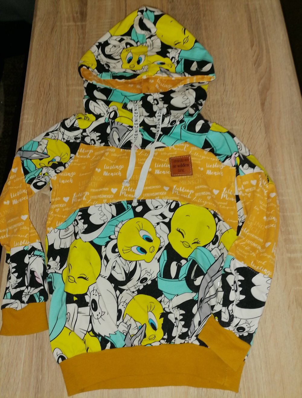 Hoodie mit Tweety Motiv - Handmade