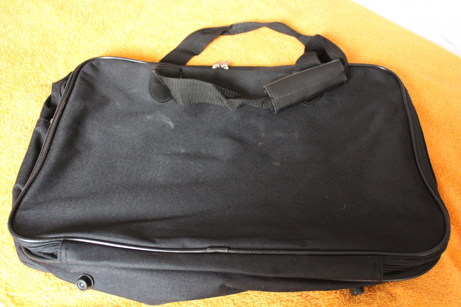 schwarze Reise- oder Aktentasche mit Laptopfach von Prego