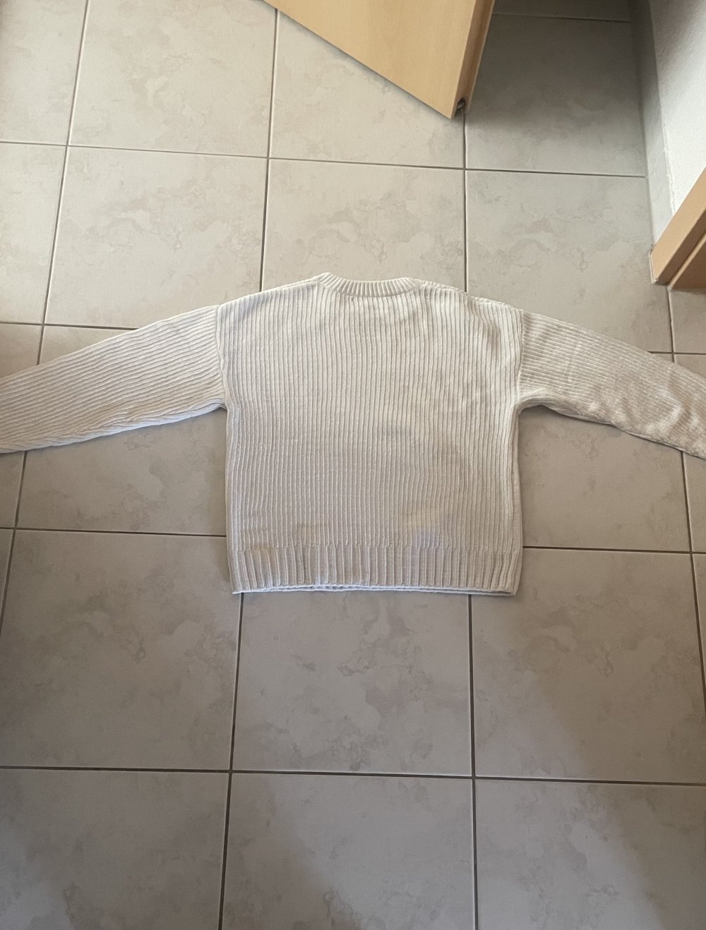 Weißer Pullover
