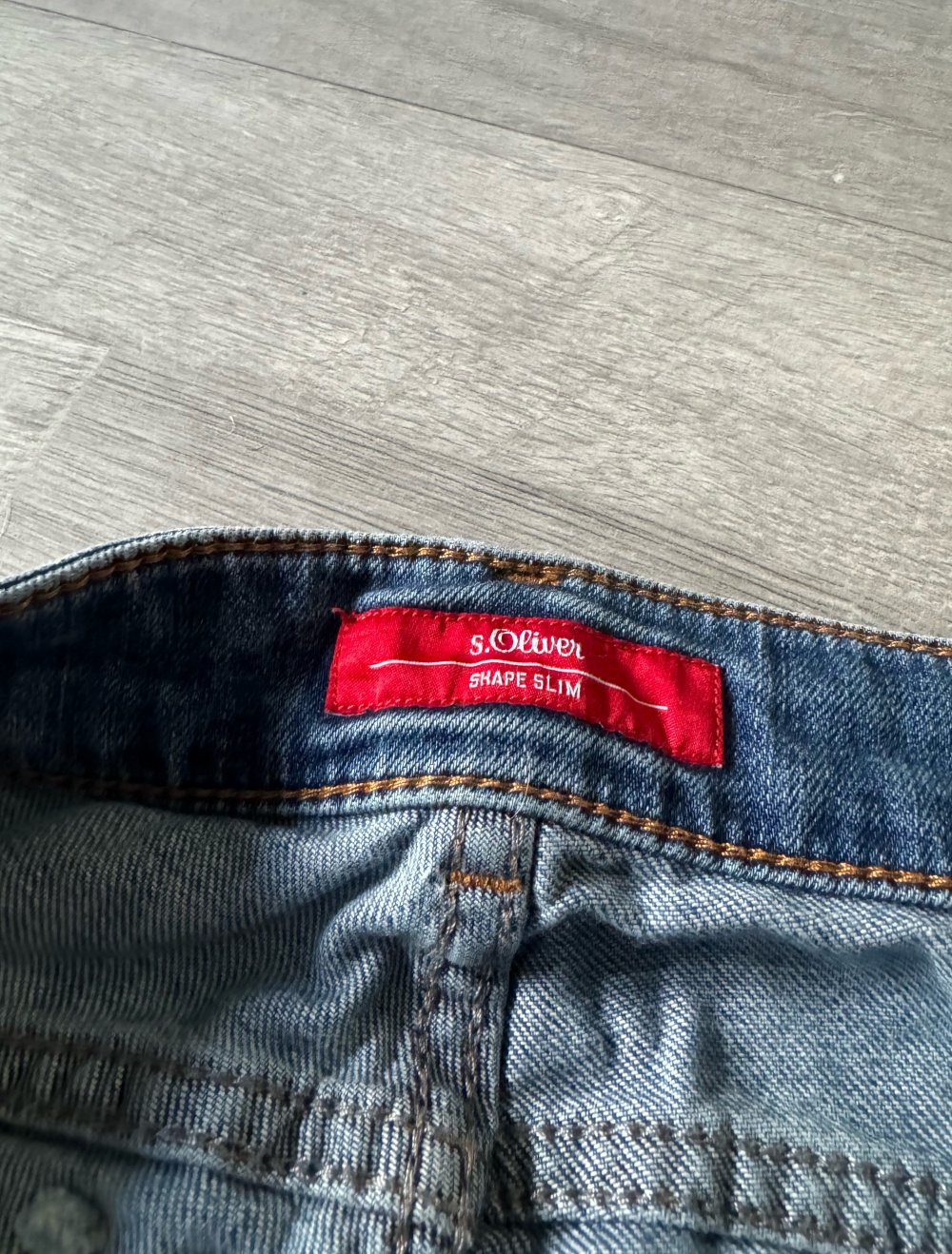 Jeans mit Blumenapplikation