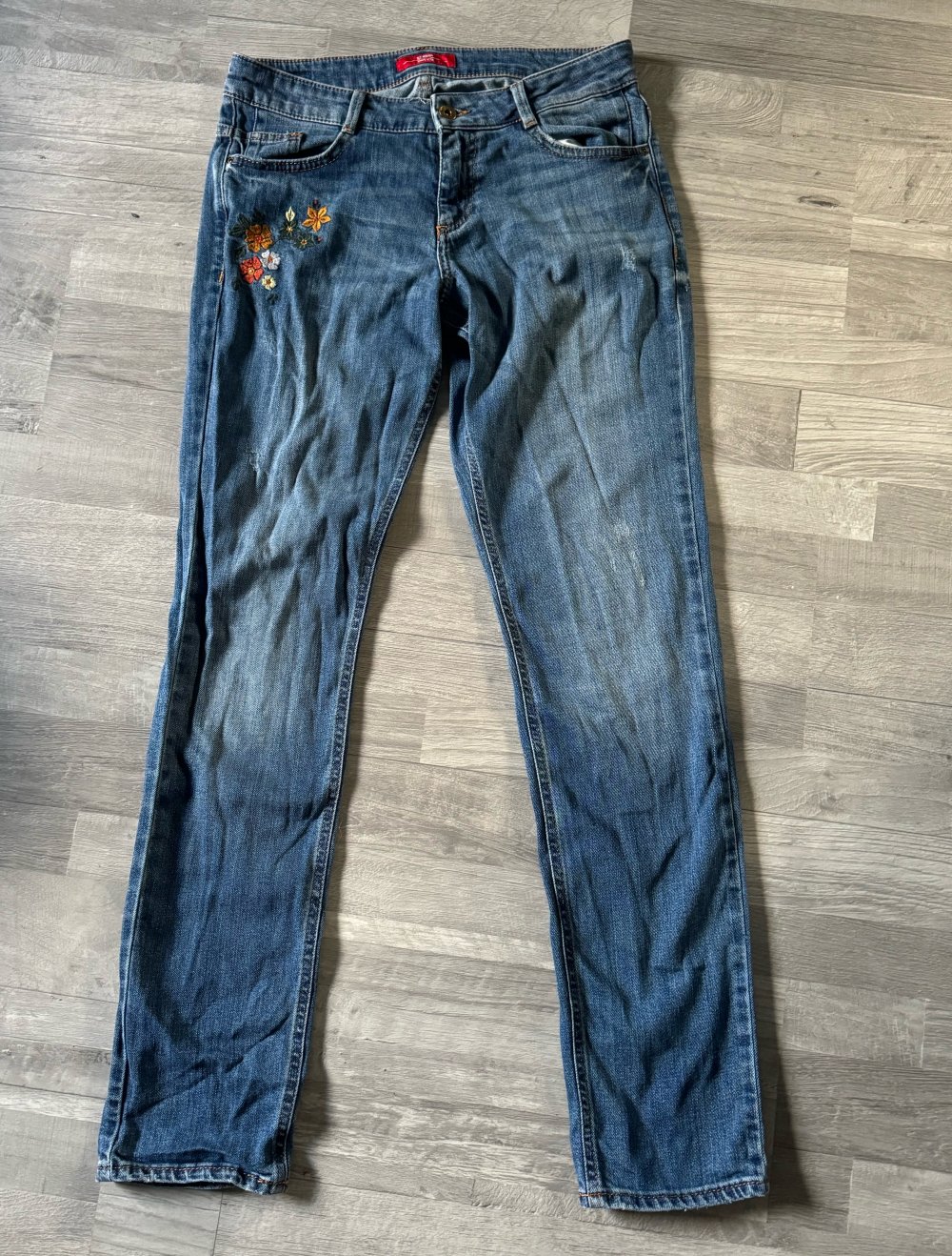 Jeans mit Blumenapplikation