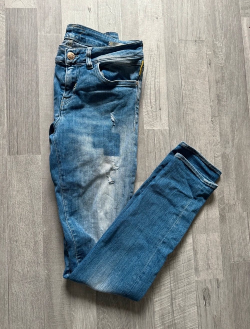 Destroyed Jeans