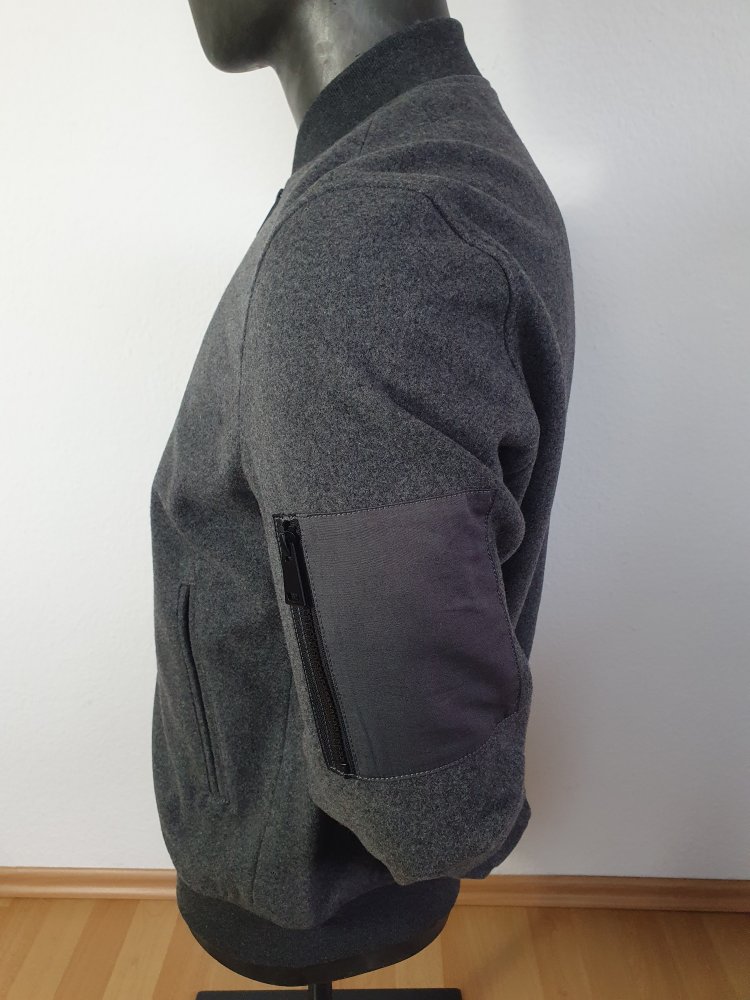 Tolle Bomberjacke der Marke Esprit mit 60% Wollanteil 