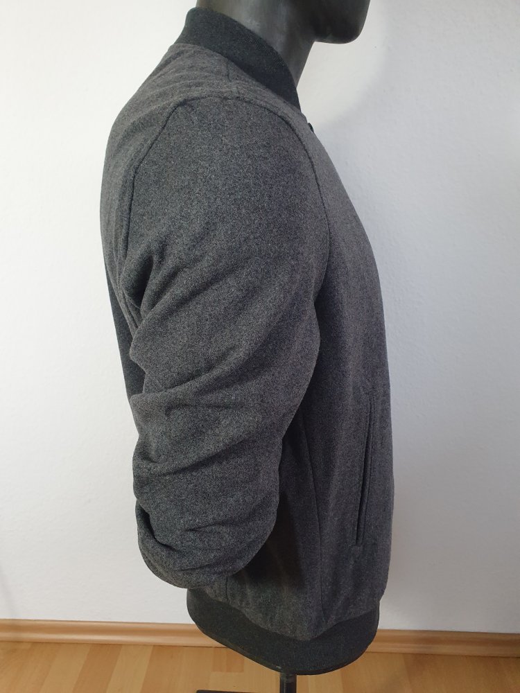 Tolle Bomberjacke der Marke Esprit mit 60% Wollanteil 