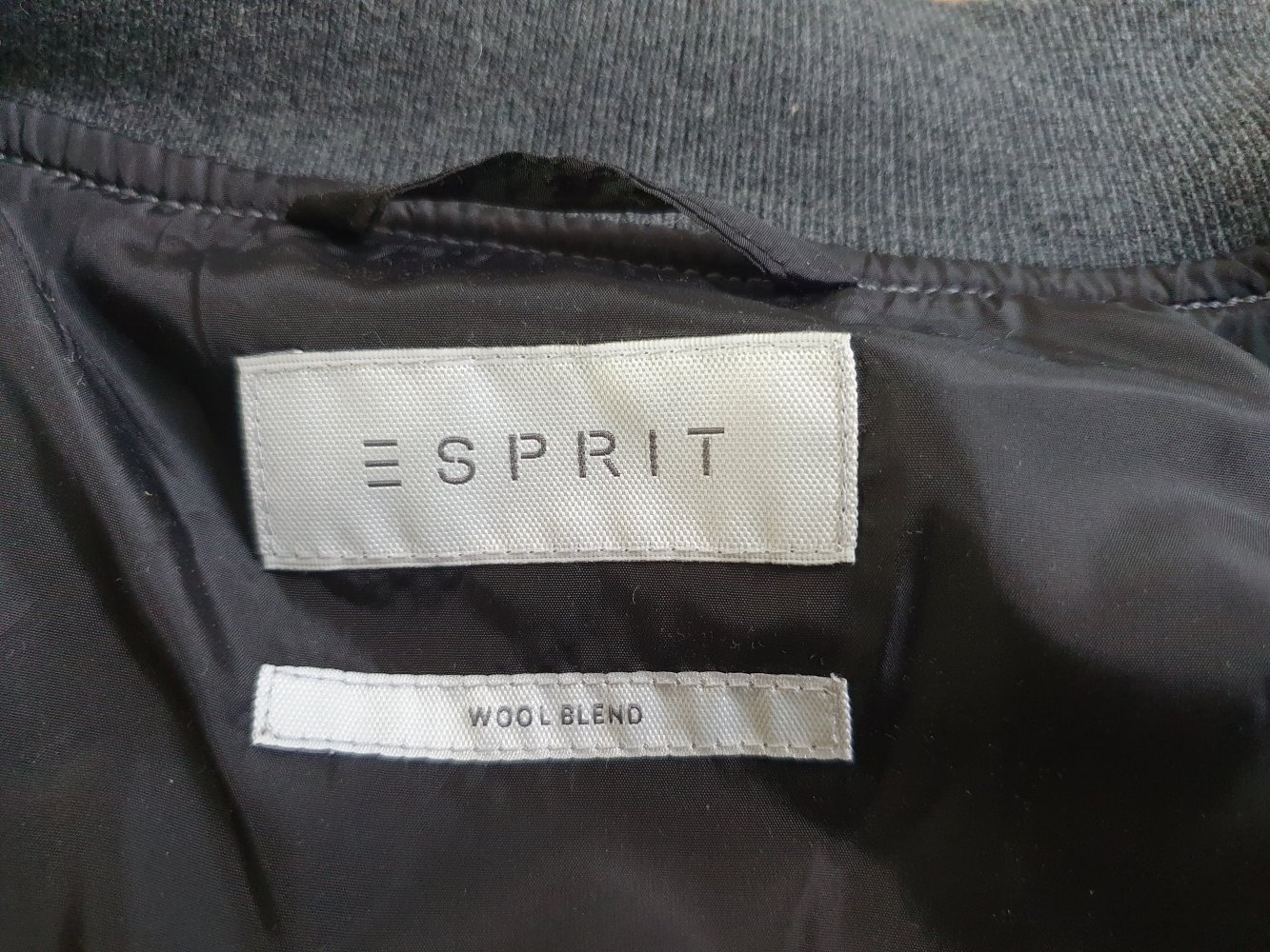 Tolle Bomberjacke der Marke Esprit mit 60% Wollanteil 