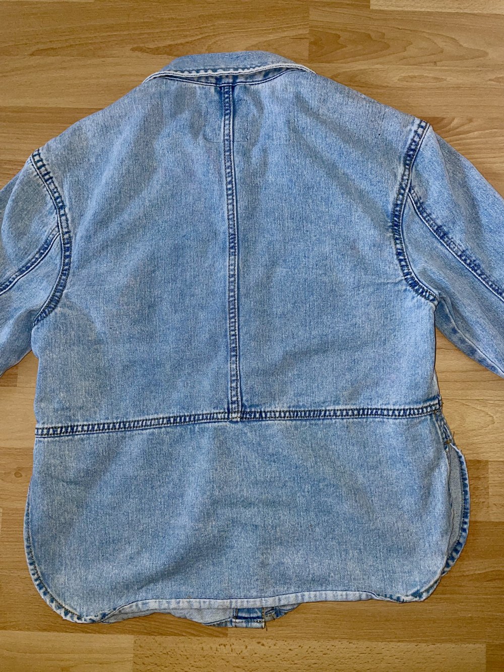 Neuwertige taillierte Jeansjacke Grösse 146/152