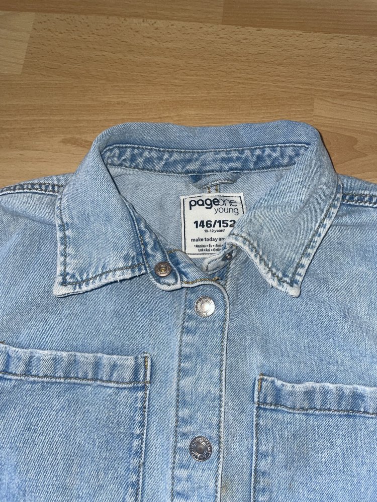 Neuwertige taillierte Jeansjacke Grösse 146/152