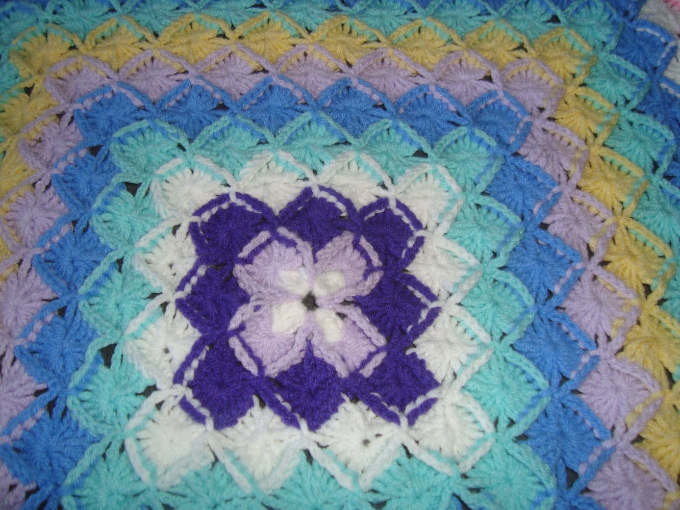 Echte Handarbeit ein Unikat Häkeldecke im Bavarien Muster