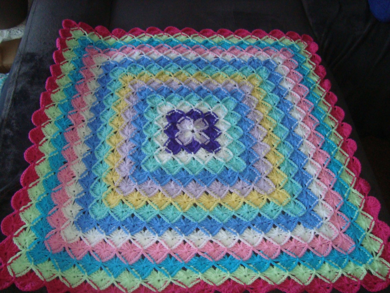 Echte Handarbeit ein Unikat Häkeldecke im Bavarien Muster