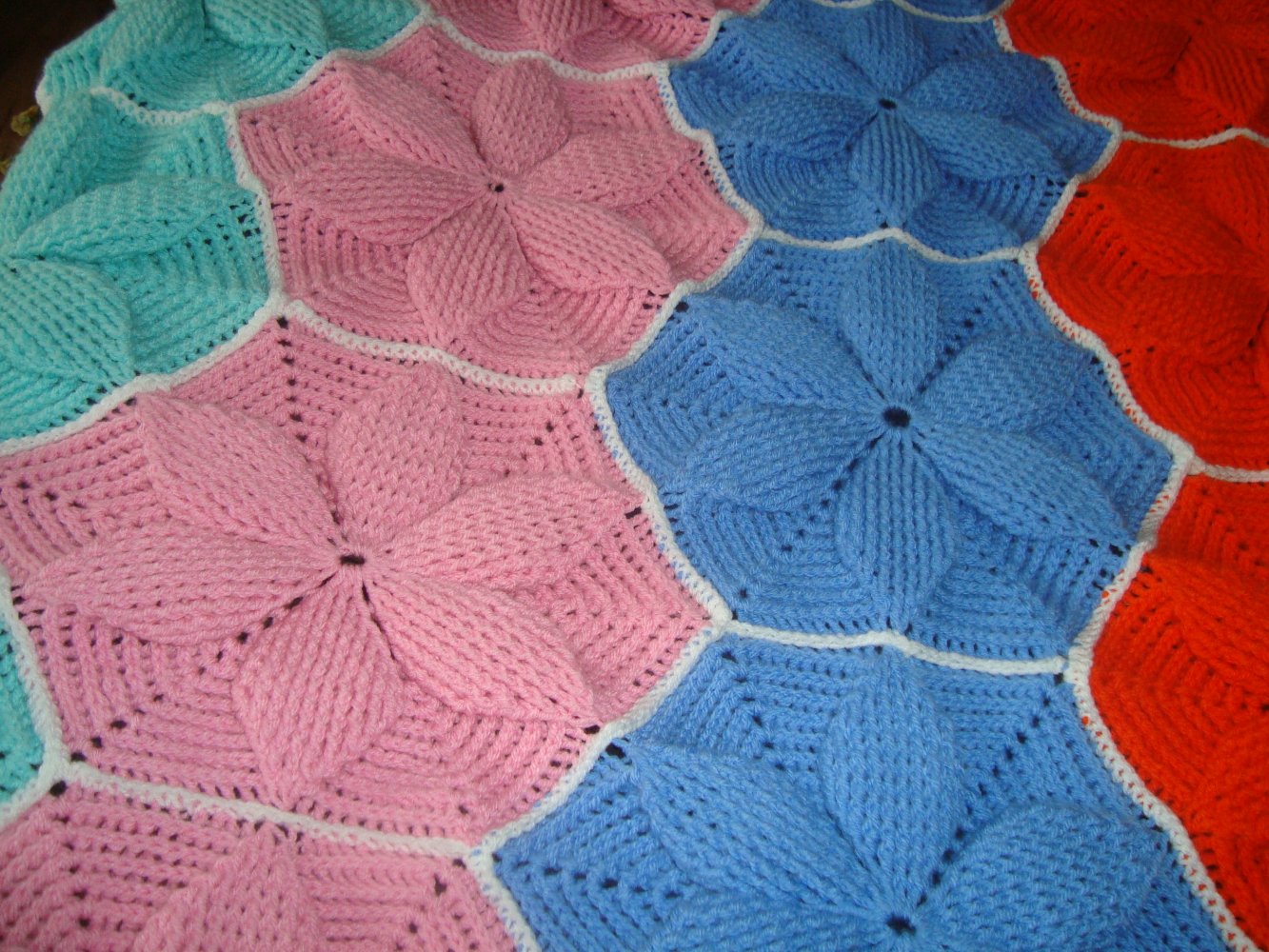 Häkeldecke im 3 D Blütenmuster