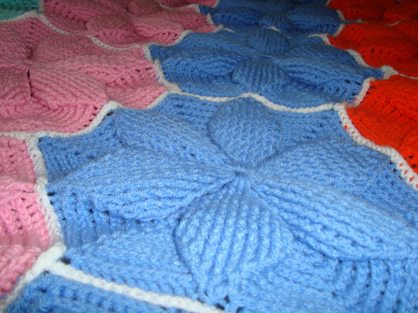 Häkeldecke im 3 D Blütenmuster