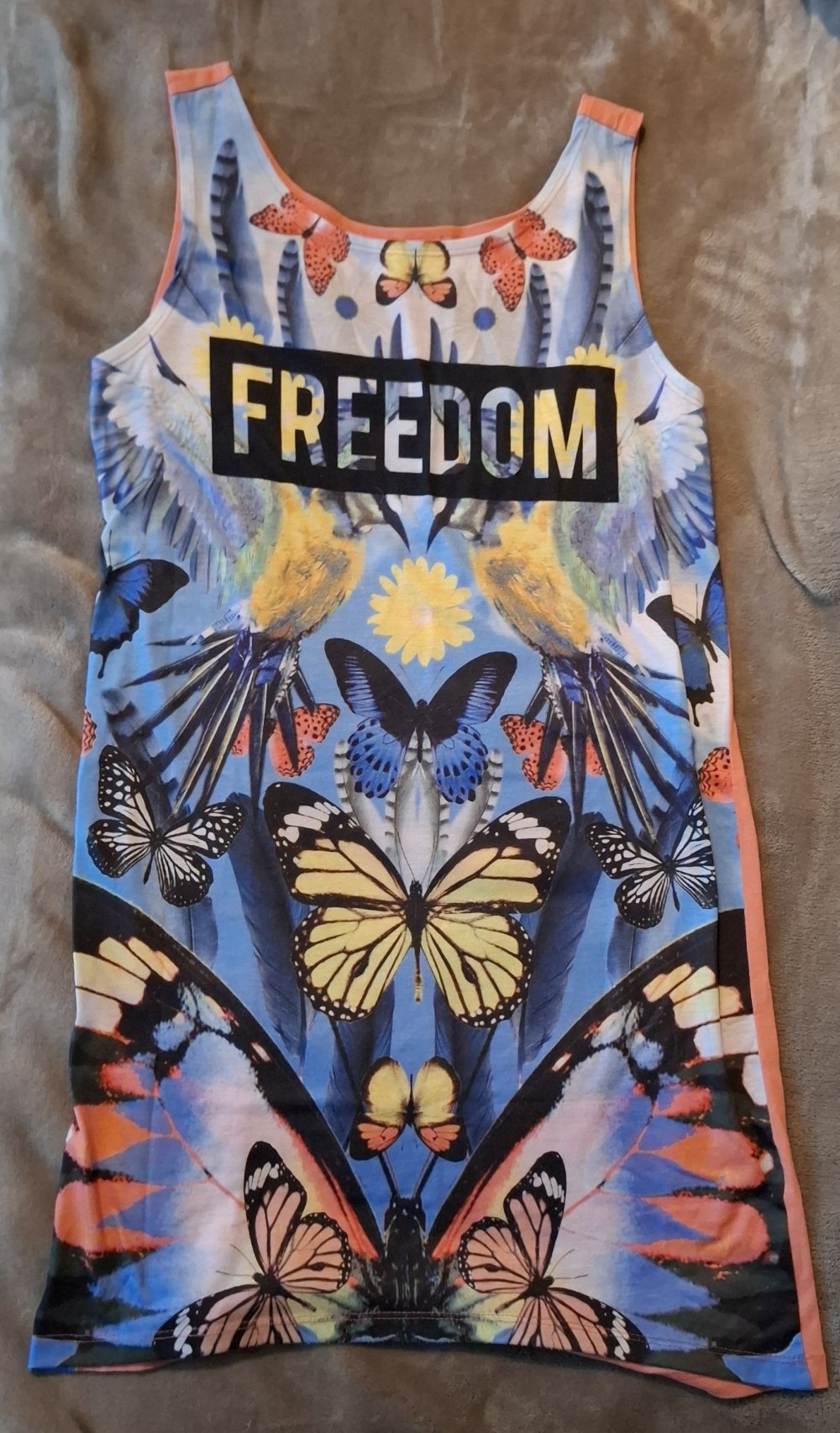 Bunt gemustertes Kleid von YFK mit Schmetterlingen