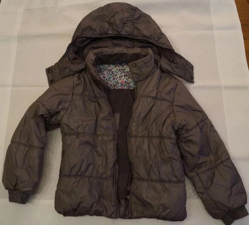 Khakifarbene Winterjacke mit abnehmbarer Kapuze von Mexx