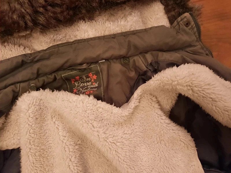 Khakifarbener Parka mit Kapuze und herausnehmbarem Futter von here + there