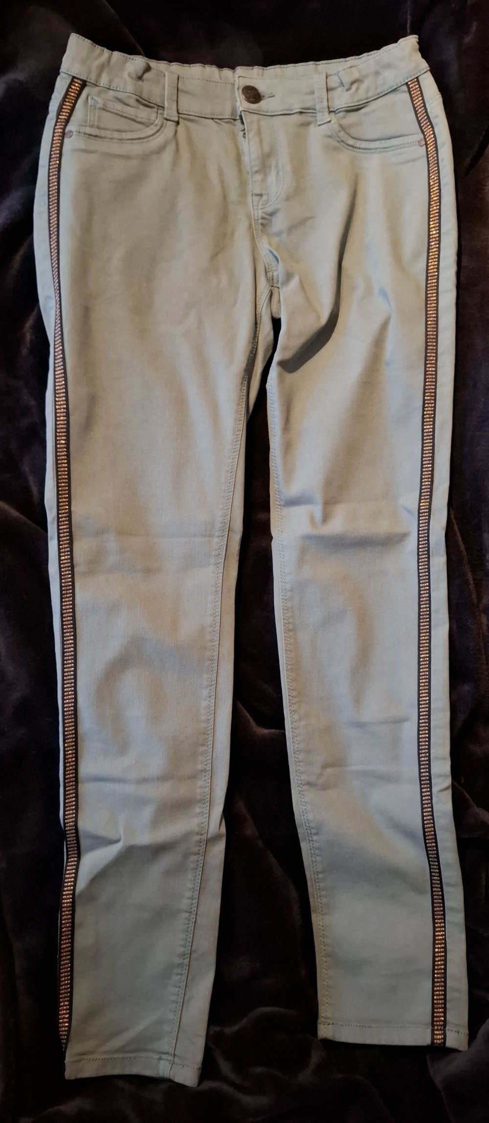 Khakifarbene/grüne Stretch-Jeans von here+there mit Glitzerstreifen