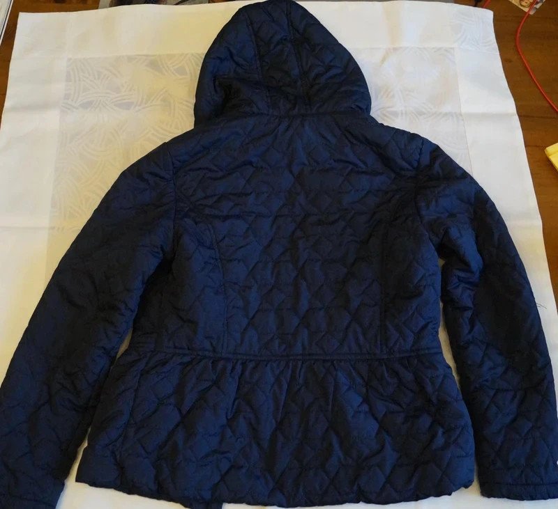 Dunkelblaue, leichte Wintersteppjacke mit Kapuze von here + there
