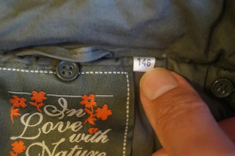 Khakifarbener Parka mit Kapuze und herausnehmbarem Futter von here + there