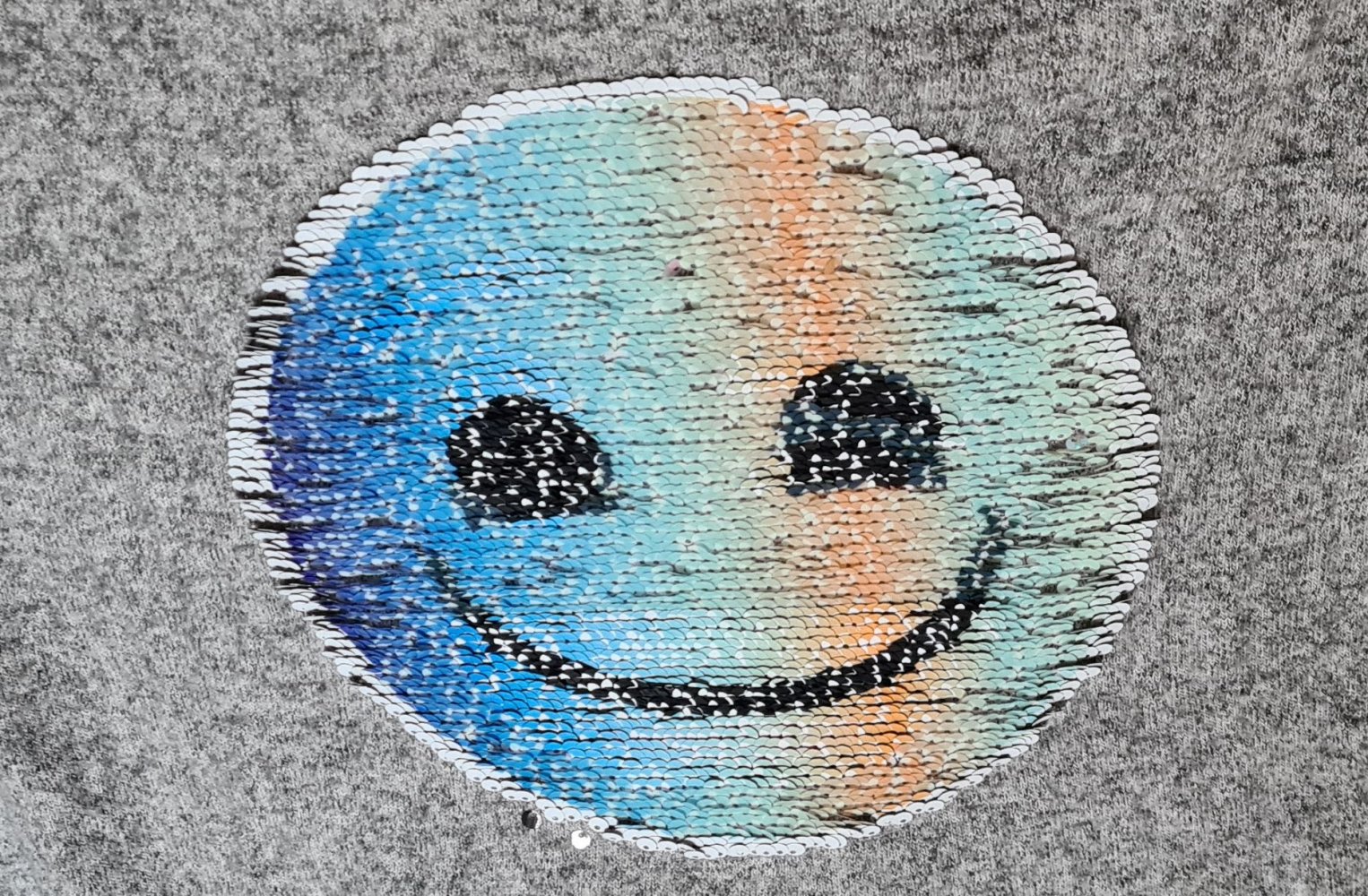 Grau-meliertes Longsleeve-Shirt von emoji mit Wende-Pailletten