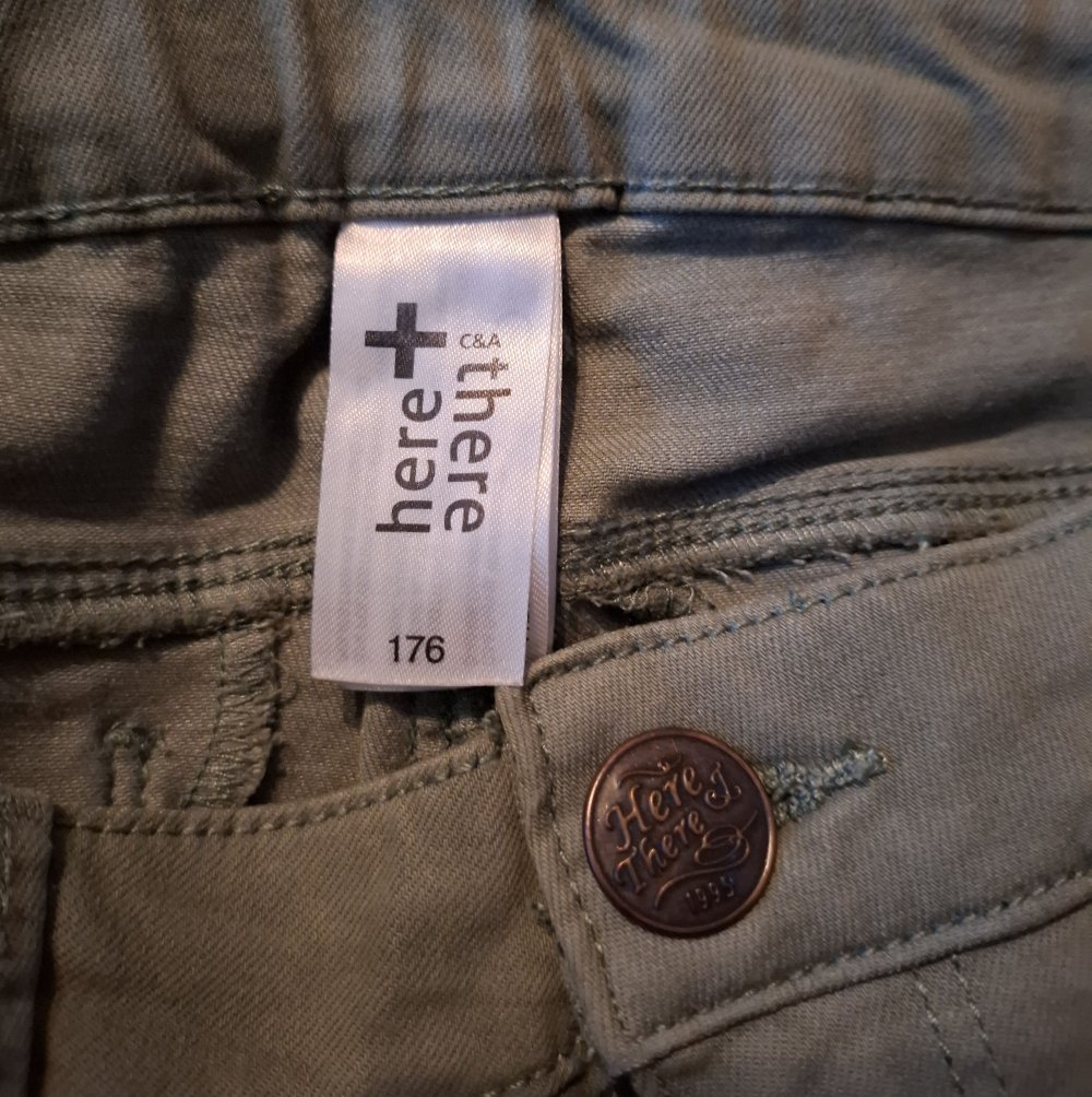 Khakifarbene/grüne Stretch-Jeans von here+there mit Glitzerstreifen
