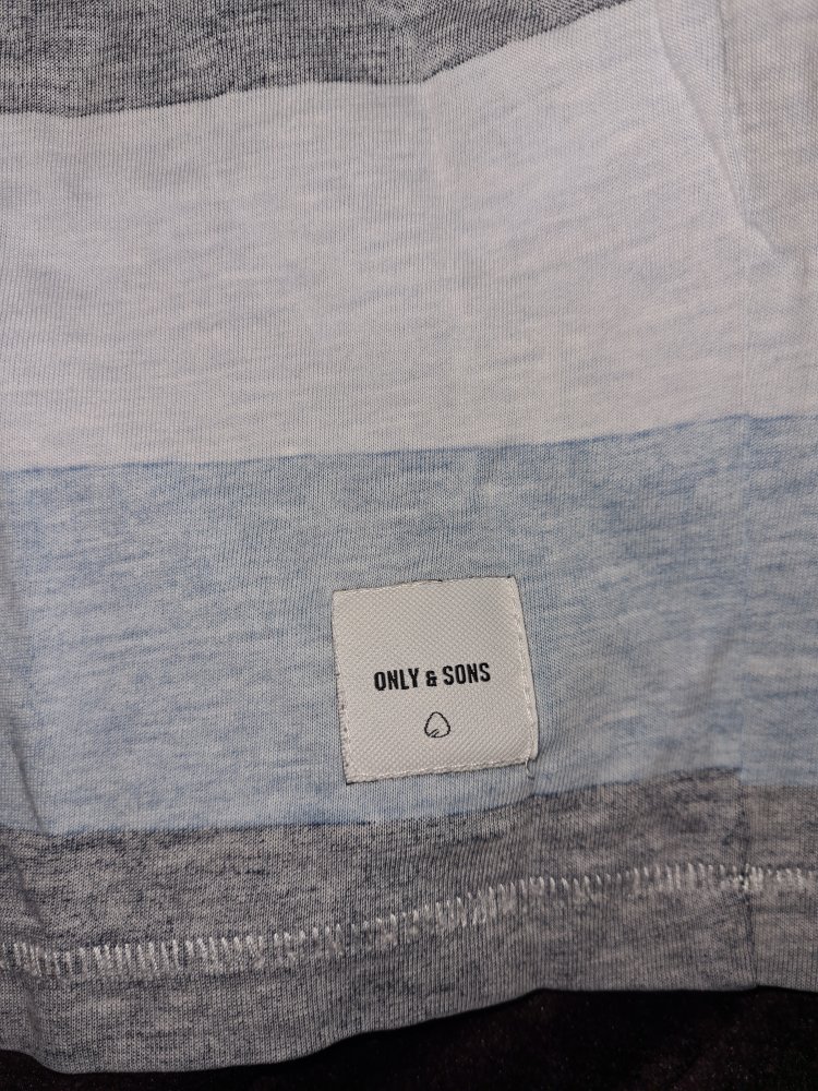 Blau-grau-weiß gestreiftes T-Shirt von Only & Sons