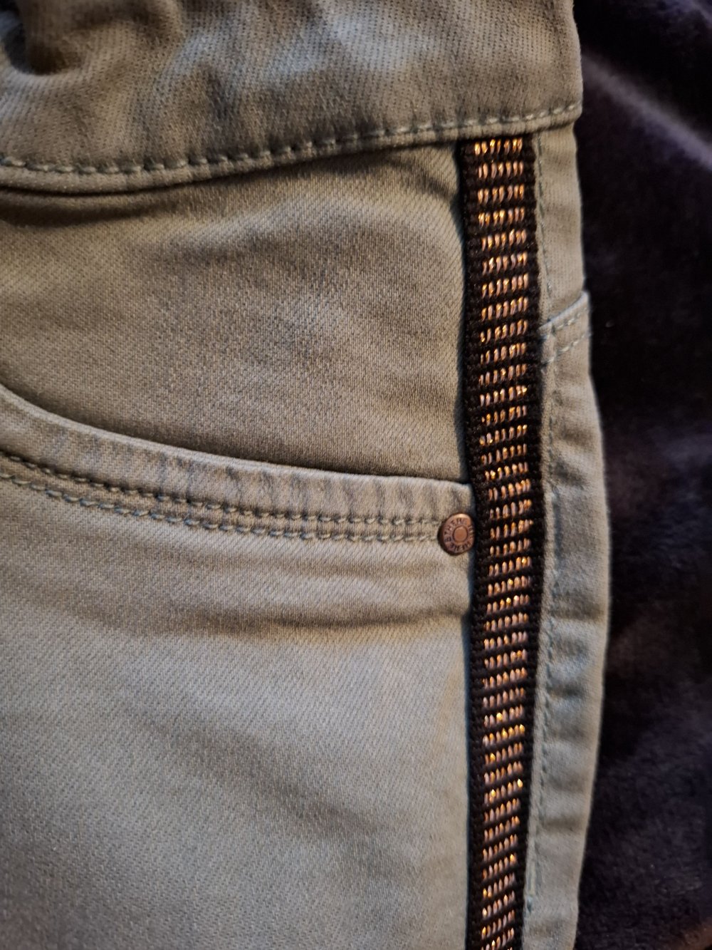 Khakifarbene/grüne Stretch-Jeans von here+there mit Glitzerstreifen