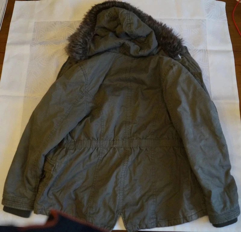 Khakifarbener Parka mit Kapuze und herausnehmbarem Futter von here + there