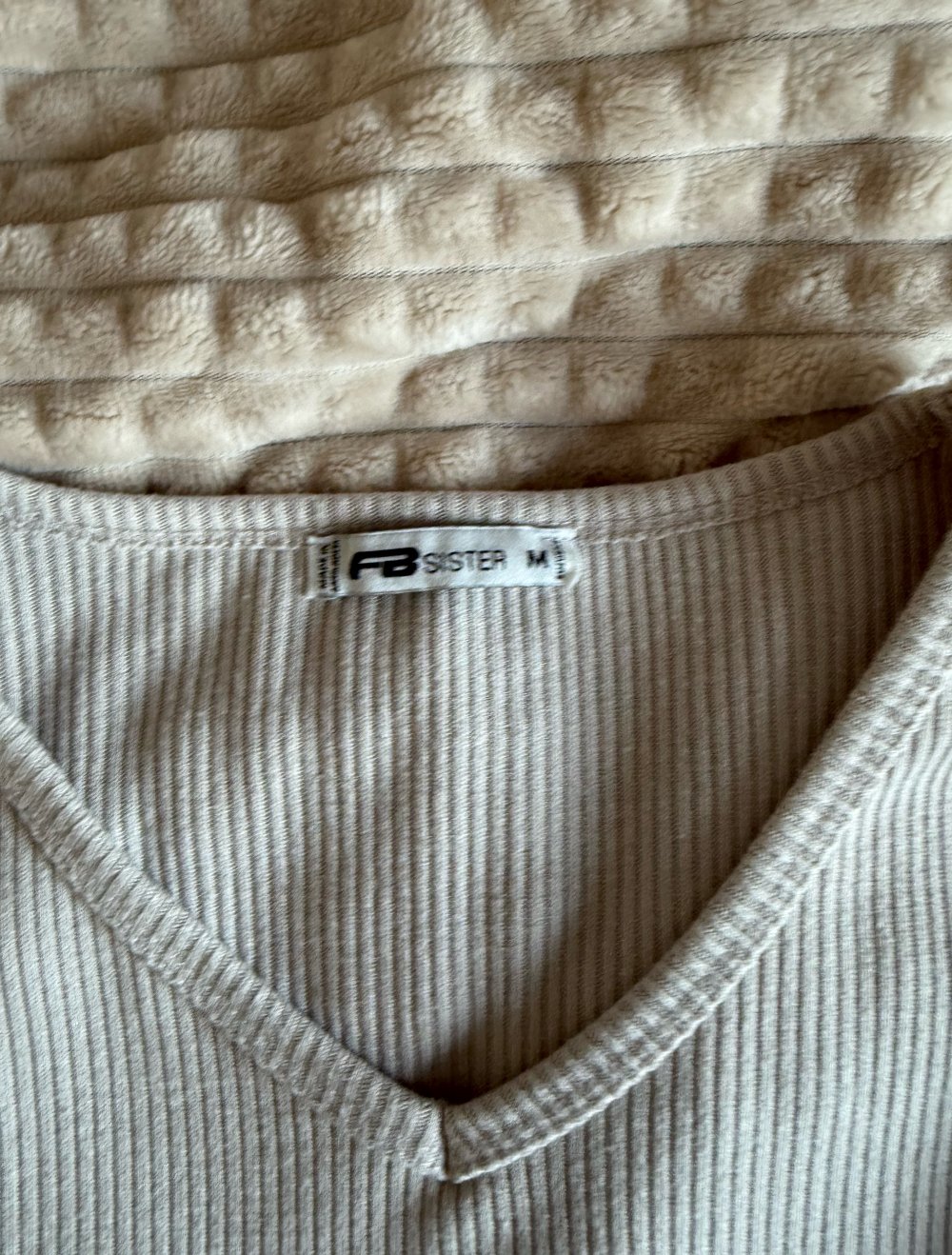 Enges oberteil mit V- ausschnitt