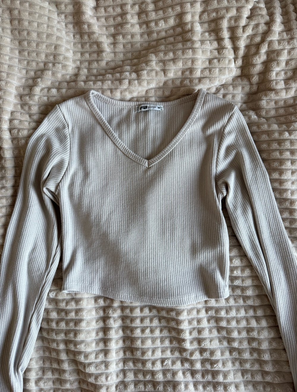 Enges oberteil mit V- ausschnitt