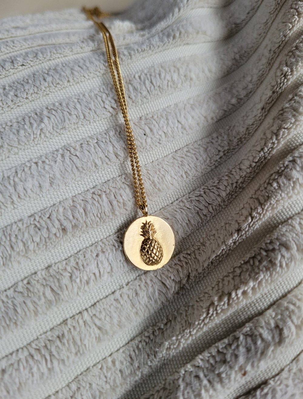 Fleuriscoeur Ananas Coin Kette gold 925er Silber vergoldet Layering Look Boho Hippie Gypsy Gipsy layeringkette Goldplättchen Aloha Purelei