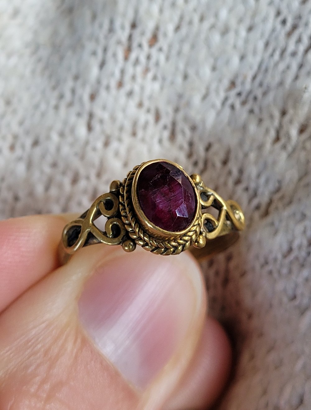 Vintage Messing Rubin Ring Stein geschliffen Hippy Gypsy Gipsy Boho Edelstein Spirit Retro Antik Mystik Alternativ gold Heilstein Steinschmuck Ethno Goa
