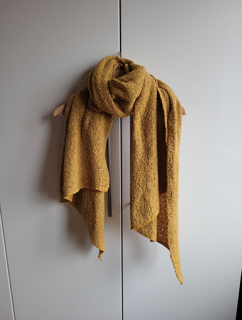 Kuscheliger XXL Schal Oversize asymmetrisch Viscose senf ocker senfgelb goldgelb oversized Strick Strickschal senffarben ockergelb maisgelb goldgelb knit unisex