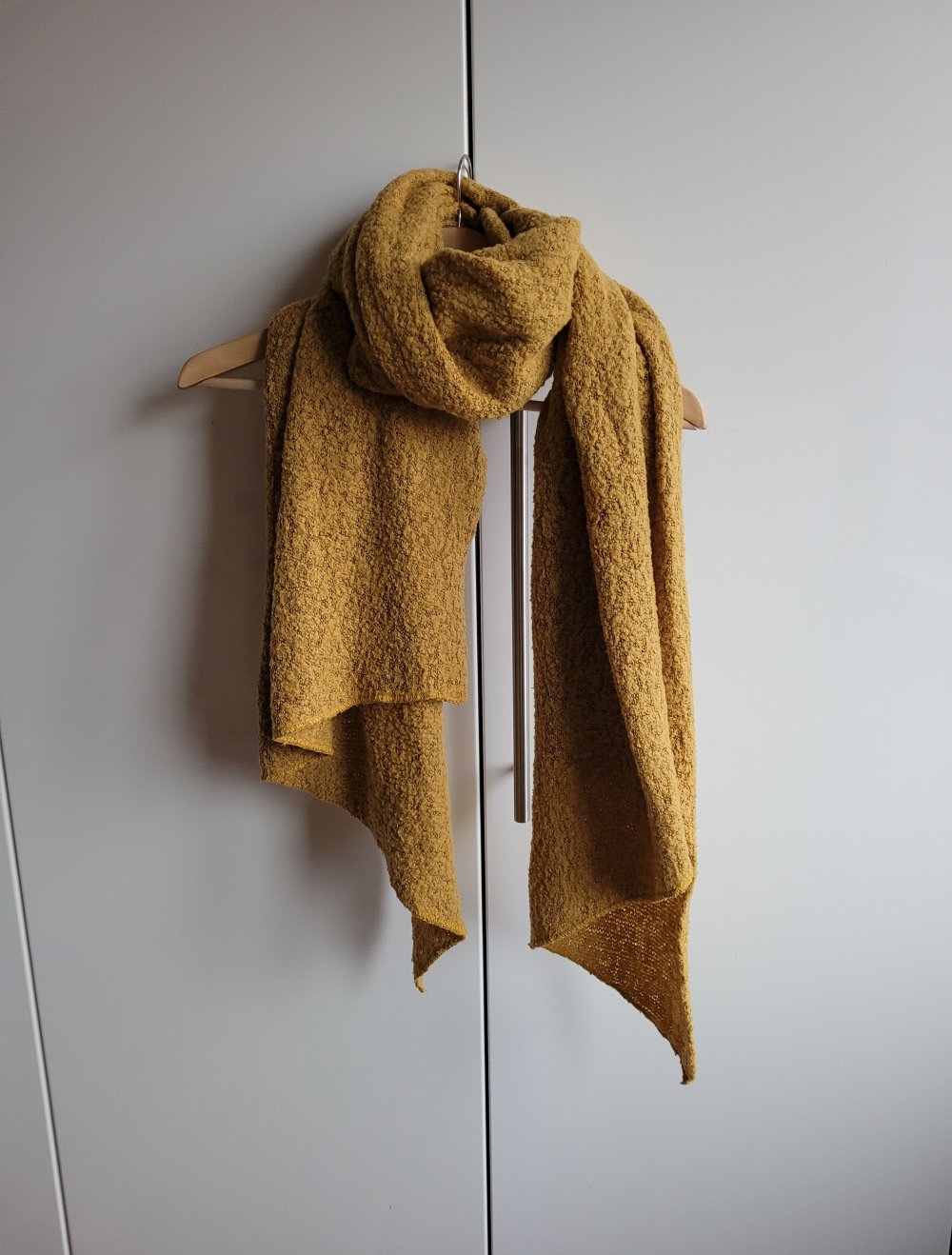 Kuscheliger XXL Schal Oversize asymmetrisch Viscose senf ocker senfgelb goldgelb oversized Strick Strickschal senffarben ockergelb maisgelb goldgelb knit unisex