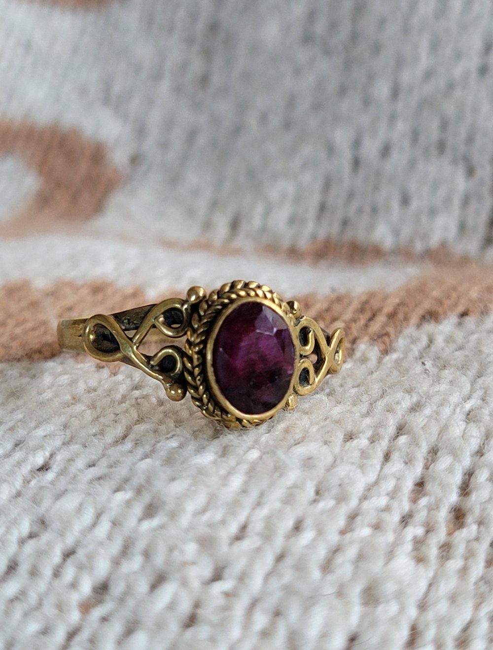 Vintage Messing Rubin Ring Stein geschliffen Hippy Gypsy Gipsy Boho Edelstein Spirit Retro Antik Mystik Alternativ gold Heilstein Steinschmuck Ethno Goa