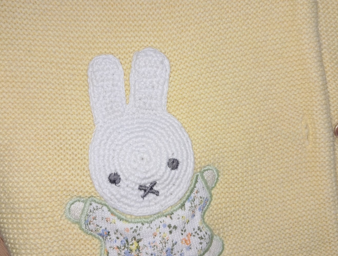 Gelbe Strickjacke mit Miffy Stickerei, Größe 122 von Next