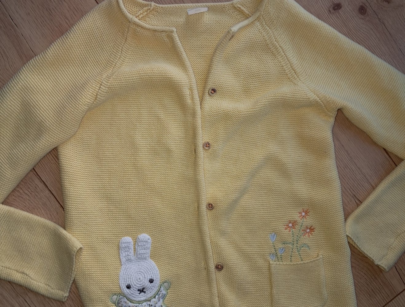 Gelbe Strickjacke mit Miffy Stickerei, Größe 122 von Next