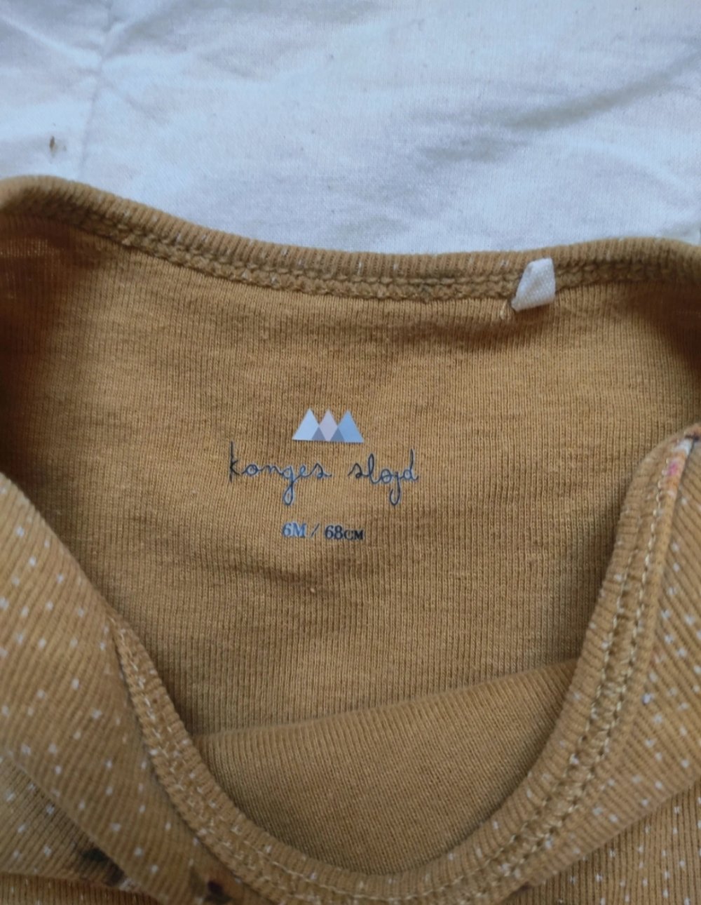 Süßer Body mit Blumenmuster