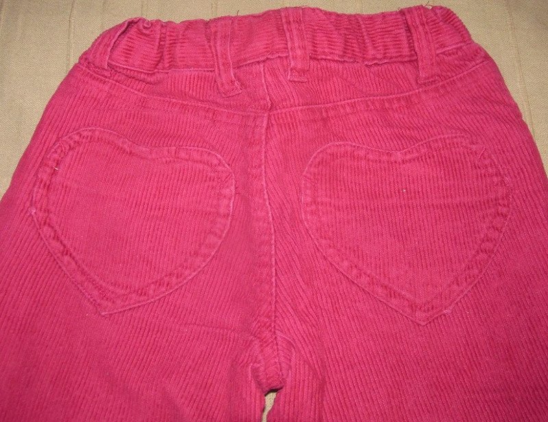Gr.110 Cordhose bordeauxrot mit Herzen an den Knien