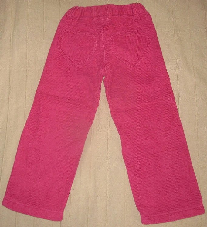 Gr.110 Cordhose bordeauxrot mit Herzen an den Knien