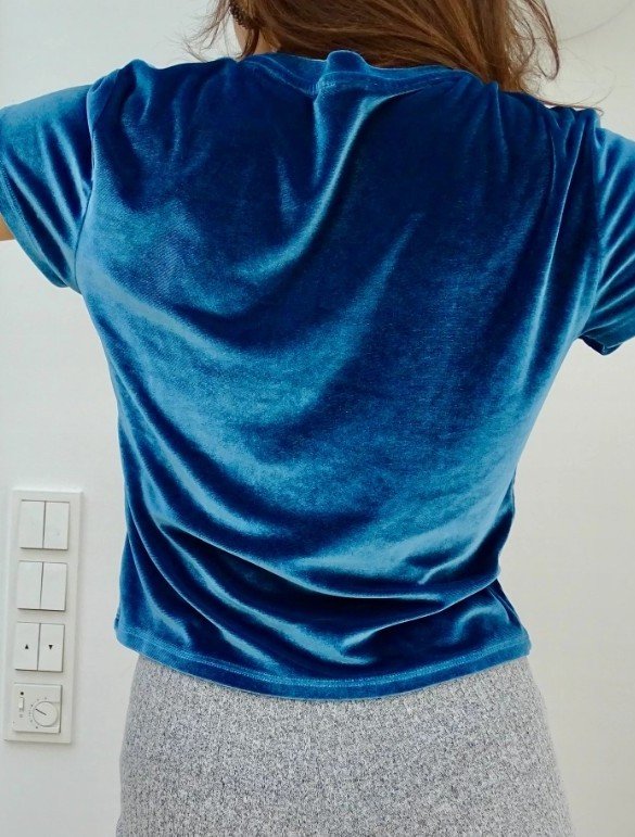 Blaues top samt t-shirt bedruckt