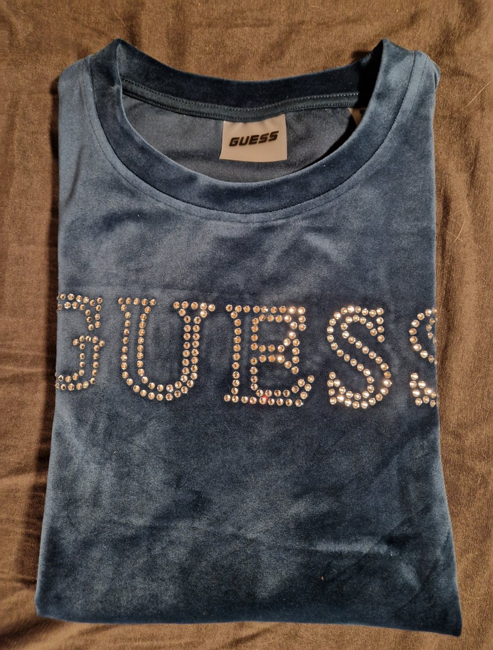 Guess t-shirt mit strasslogo vorn