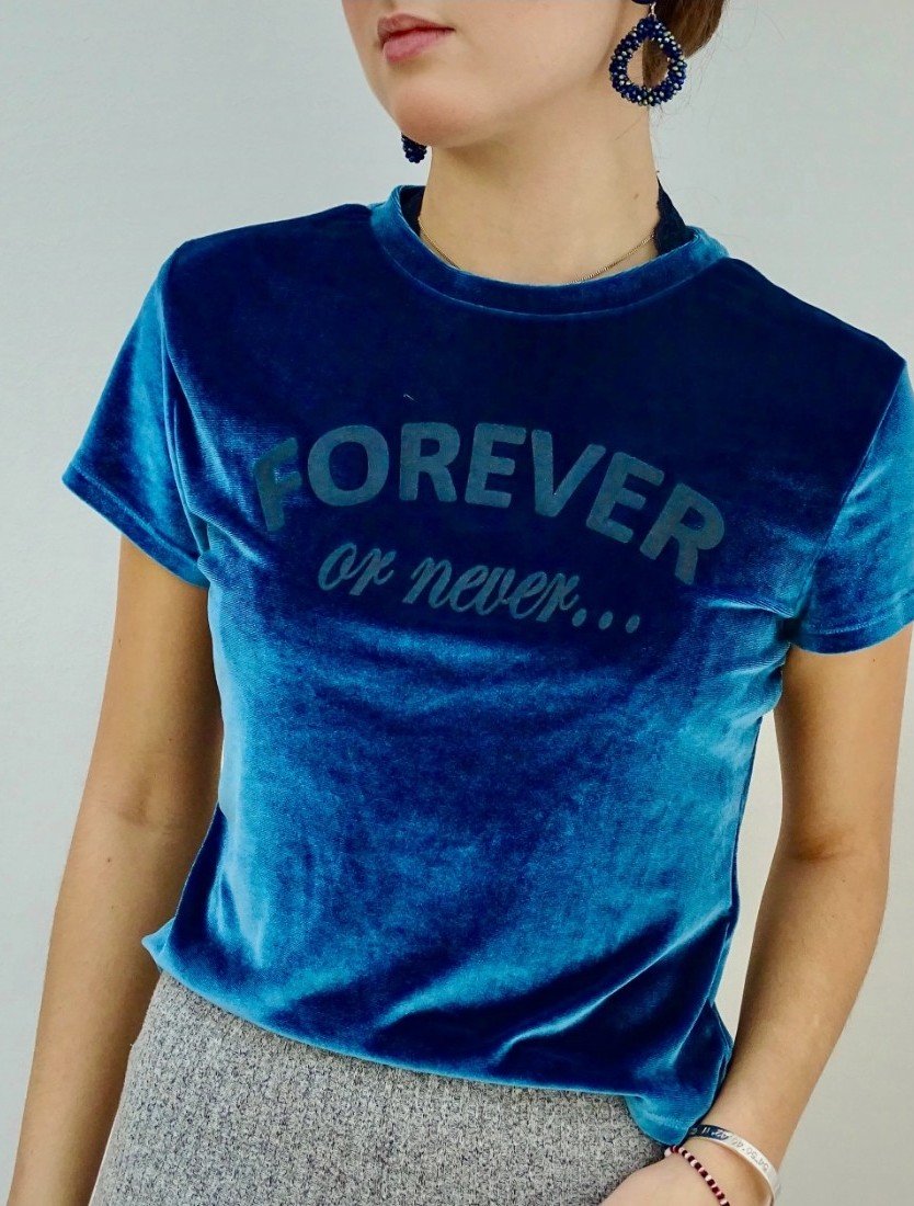 Blaues top samt t-shirt bedruckt