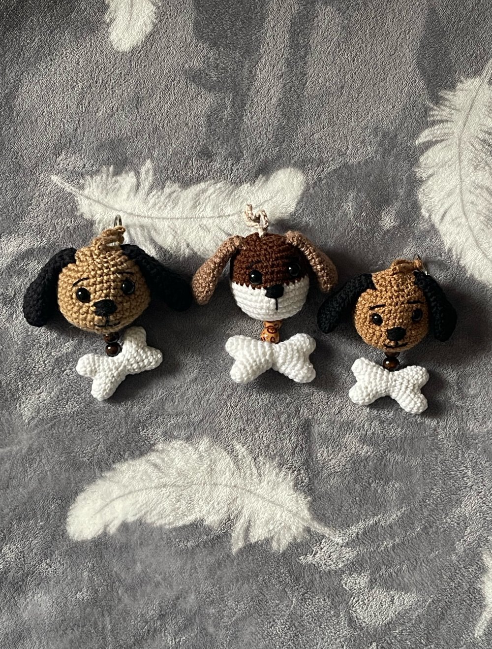 Schlüsselanhänger 
Hunde mit Knochen Farbe braun