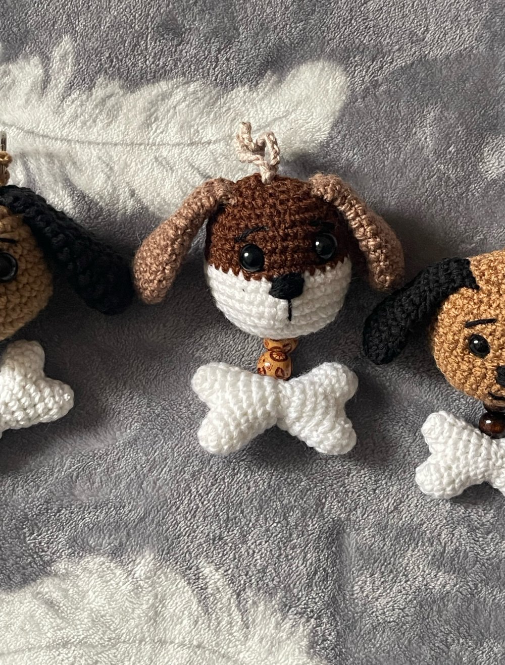 Schlüsselanhänger 
Hunde mit Knochen Farbe braun