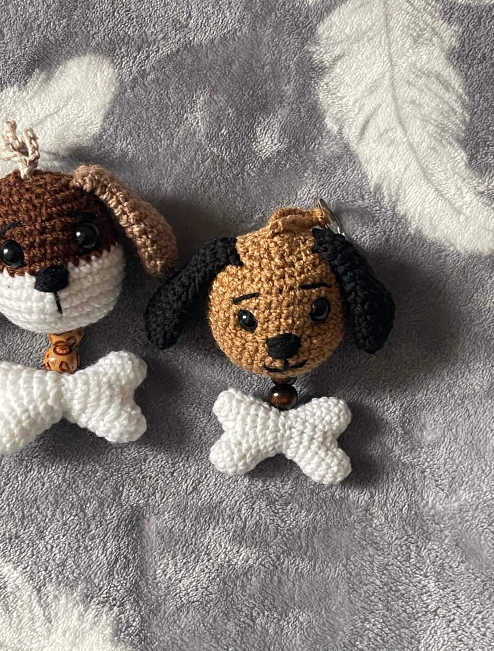 Schlüsselanhänger 
Hunde mit Knochen Farbe braun