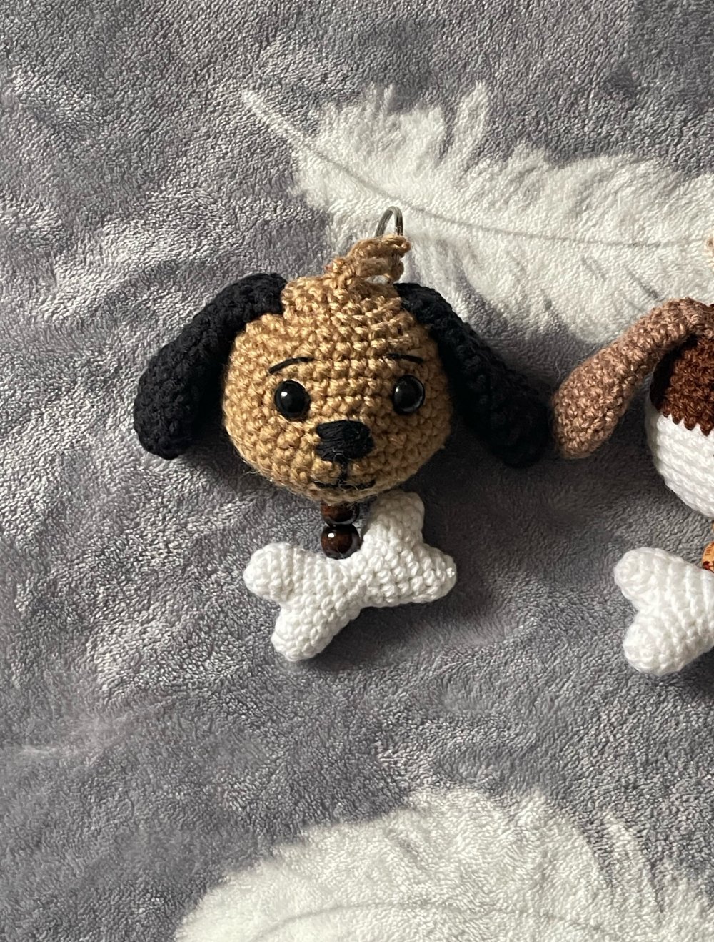 Schlüsselanhänger 
Hunde mit Knochen Farbe braun