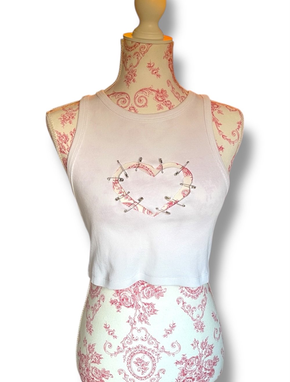 Top mit Herz und Sicherheitsnadeln