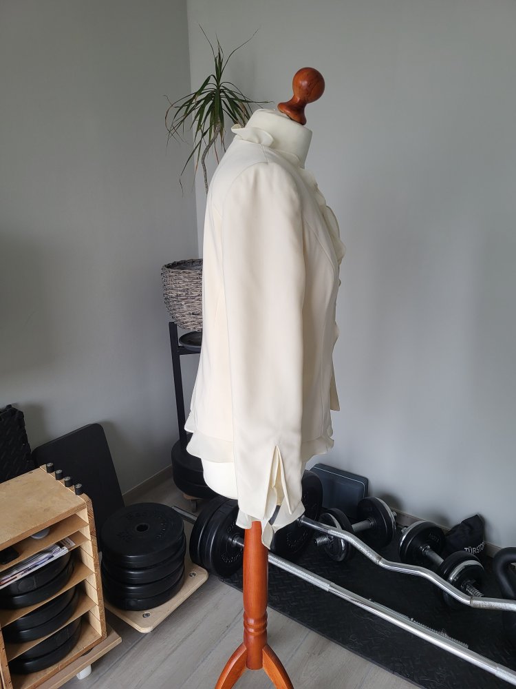 sehr elegantes Jäckchen Bluse mit Chiffon